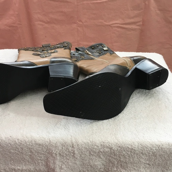 Elegant Black and Tan Heeled Boots - Picture 3 of 4